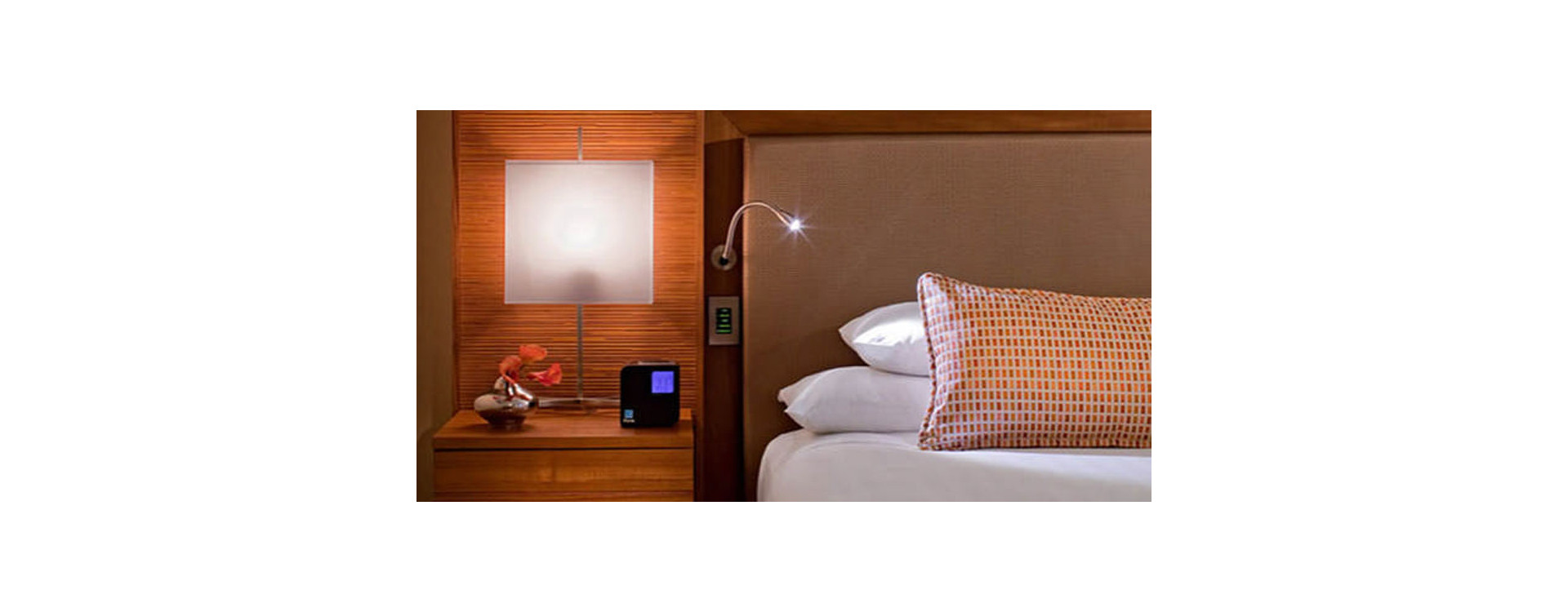 Освещение и расположение розеток в спальне нормы правила и фото